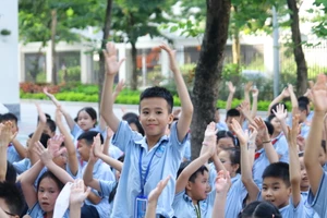 Các em học sinh Trường Tiểu học Nguyễn Tất Thành hào hứng tham gia buổi ngoại khóa về chủ đề phòng tránh đuối nước.