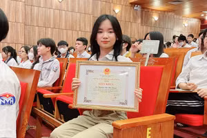 Tại buổi lễ đã có 316 em học sinh giỏi tiêu biểu của huyện được tuyên dương khen thưởng. 