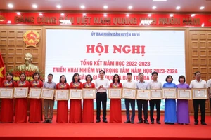 Lãnh đạo huyện Ba Vì trao thưởng cho các tập thể, cá nhân có thành tích xuất sắc trong năm học vừa qua. 