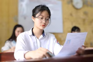 Chiều 27/6, các thí sinh đã tới điểm thi làm thủ tục dự thi và nghe quy chế thi. Ảnh: Đình Tuệ.