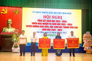 Lãnh đạo Sở GD&ĐT trao Bằng khen của Thủ tướng Chính phủ cho đại diện Trường Tiểu học Hải Trung; Cờ thi đua xuất sắc cho 3 trường: Mầm non Hải Châu; Tiểu học Yên Định; THCS Hải Phương. 