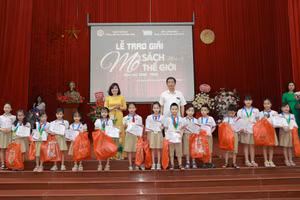 Trưởng Phòng GD&ĐT TP Nam Định Nguyễn Thế Lâm và cô Hiệu trưởng Hoàng Thanh Bình trao thưởng cho các em học sinh.