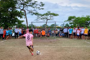 Học sinh Trường THCS Hải Lý (Hải Hậu, Nam Định) được tham gia giải đấu bóng đá để nâng cao sức khỏe thể chất. 