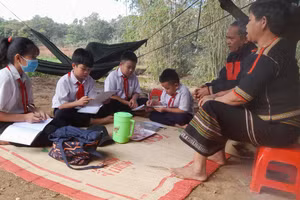 Học sinh Trường Tiểu học Bế Văn Đàn (Cư M'gar, Đắk Lắk) chăm chú ghi chép lại thông tin từ già làng để hiểu về lịch sử của buôn cách mạng Ayun. 