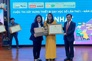 Đại diện Ban tổ chức cuộc thi trao giải Nhất cho tác giả đến từ Trường THCS Hải Đường, huyện Hải Hậu, tỉnh Nam Định.