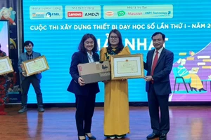 Đại diện Ban tổ chức cuộc thi trao giải Nhất cho tác giả đến từ Trường THCS Hải Đường, huyện Hải Hậu, tỉnh Nam Định.