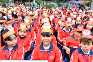 Gần 1.000 học sinh của khối 3, 4, 5 Trường Tiểu học Yên Nghĩa đã đi thăm quan, trải nghiệm tại Văn Miếu - Quốc Tử Giám trong ngày 16/3. 