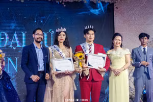 Ban tổ chức trao giải thưởng và hoa cho hai "Đại sứ Chuyên Sư phạm" năm 2023 là các em Lê Bảo Khanh lớp 11A4 và Hoàng Thu Trang lớp 11 Văn.