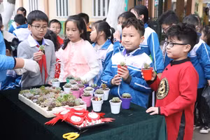 Các em học sinh Trường Tiểu học Vân Canh hào hứng với chương trình "Đổi giấy lấy cây" năm 2023. 