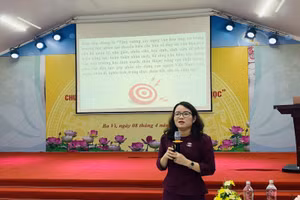 TS Lê Thị Hoa trao đổi với các cán bộ quản lý giáo dục của huyện Ba Vì về văn hóa ứng xử trong trường học.