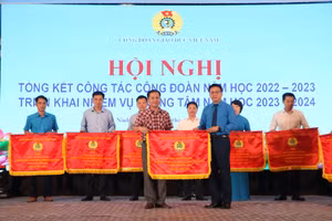 Công đoàn Trường ĐH Hà Nội là một trong các công đoàn cơ sở có thành tích xuất sắc được lãnh đạo Công đoàn Giáo dục Việt Nam tặng Cờ thi đua.