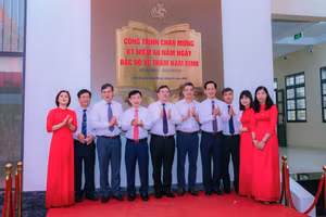 Lãnh đạo tỉnh Nam Định dự lễ gắn biển công trình Trường Tiểu học Nguyễn Tất Thành tại TP Nam Định ngày 8/5.