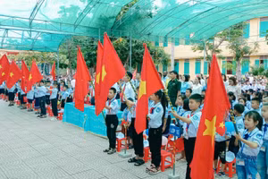 Các em học sinh nghiêm trang làm lễ chào cờ để khai giảng năm học mới 2023-2024 tại Trường Tiểu học Hải Lý, huyện Hải Hậu.