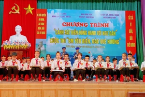 Các em học sinh cùng hào hứng tham gia cuộc thi "Rung chuông vàng" với các câu hỏi liên quan đến chủ quyền biển đảo quê hương.