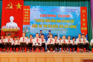 Các em học sinh cùng hào hứng tham gia cuộc thi "Rung chuông vàng" với các câu hỏi liên quan đến chủ quyền biển đảo quê hương.