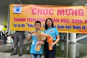 Nam sinh Phạm Xuân Hiền và cô Hiệu trưởng Nguyễn Thị Minh Xuân đến từ Trường THCS Giáp Bát (Hoàng Mai, Hà Nội). 