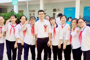 Thầy Nguyễn Mạnh Hải và các em học trò tại Trường THCS Yên Sở (Hoàng Mai, Hà Nội). 