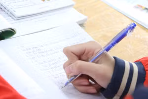 Tình trạng dạy thêm, dạy liên kết không theo quy định đã khiến phụ huynh nhiều nơi bức xúc. Ảnh minh họa: Minh Xuân.