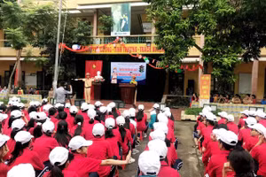 Lực lượng Cảnh sát Giao thông - Công an TP Nam Định tuyên truyền về Luật An toàn giao thông cho học sinh Trường THCS Hoàng Văn Thụ tại trường. 