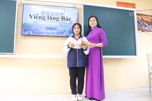 Cô Hoàng Thị Thúy Hoa và em Chu Thị Hiền Lương trong một giờ học trên lớp sau kỳ thi chọn học sinh giỏi lớp 9 cấp thành phố năm học 2022-2023. 