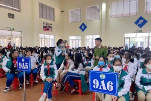 Các em học sinh đặt câu hỏi cho diễn giả tại chương trình trả lời liên quan đến chủ đề phòng chống tác hại thuốc lá. 