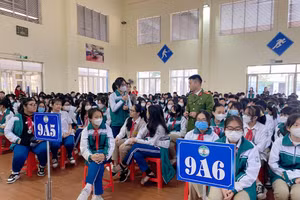 Các em học sinh đặt câu hỏi cho diễn giả tại chương trình trả lời liên quan đến chủ đề phòng chống tác hại thuốc lá. 