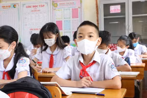 Học sinh Trường Tiểu học Phú Phương, huyện Ba Vì khi quay trở lại trường học trực tiếp sau thời gian dài học online để chống dịch.