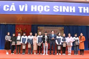 Lãnh đạo Phòng GD&ĐT Ba Vì tặng quà động viên các em trong đội tuyển thi học sinh giỏi của huyện chuẩn bị dự thi cấp thành phố. 