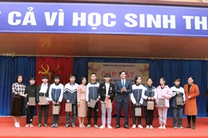 Lãnh đạo Phòng GD&ĐT Ba Vì tặng quà động viên các em trong đội tuyển thi học sinh giỏi của huyện chuẩn bị dự thi cấp thành phố. 