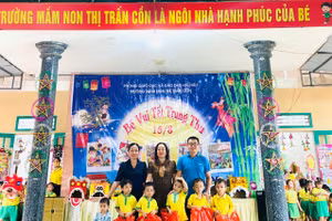 6 em có hoàn cảnh khó khăn của Trường Mầm non thị trấn Cồn được tặng quà nhân dịp Tết Trung thu.