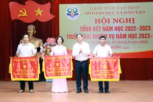 Phó Chủ tịch UBND tỉnh Nam Định Trần Lê Đoài trao Cờ thi đua xuất sắc cho 3 đơn vị đạt thành tích cao trong năm học vừa qua. 