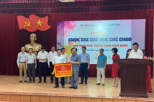 Lãnh đạo Sở GD&ĐT Nam Định trao thưởng cho các đơn vị xuất sắc tại cuộc thi.
