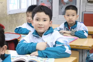 Học sinh Trường Tiểu học Thị trấn Yên Định, huyện Hải Hậu trong giờ học Tiếng Anh.