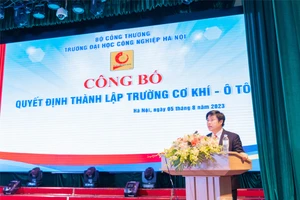 PGS.TS Hoàng Tiến Dũng được giao nhiệm vụ làm Hiệu trưởng Trường Cơ khí – Ô tô trực thuộc Trường ĐH Công nghiệp Hà Nội. 