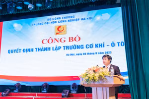 PGS.TS Hoàng Tiến Dũng được giao nhiệm vụ làm Hiệu trưởng Trường Cơ khí – Ô tô trực thuộc Trường ĐH Công nghiệp Hà Nội. 