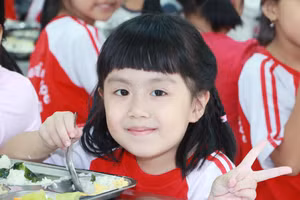 Việc áp dụng khoa học bữa ăn học đường đảm bảo dinh dưỡng cho trẻ ở mỗi nhà trường sẽ giúp các em phát triển toàn diện. Ảnh: Đình Tuệ.