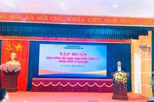 Trưởng Phòng GD&ĐT Ba Vì Phùng Ngọc Oanh phát biểu tại hội nghị. 