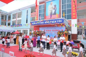 Phụ huynh, thầy cô và học sinh tại Trường Tiểu học Ngô Thì Nhậm (Thanh Trì, Hà Nội) hân hoan trong ngày khai giảng năm học mới 2022-2023.