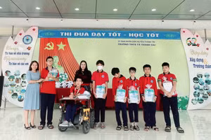 Ban Giám hiệu Trường THCS Tả Thanh Oai (Thanh Trì, Hà Nội) trao tặng sách giáo khoa cho các em học sinh khuyết tật, hoàn cảnh khó khăn trước thềm năm học mới 2023-2024. 