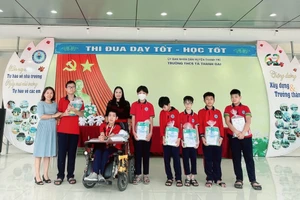 Ban Giám hiệu Trường THCS Tả Thanh Oai (Thanh Trì, Hà Nội) trao tặng sách giáo khoa cho các em học sinh khuyết tật, hoàn cảnh khó khăn trước thềm năm học mới 2023-2024. 