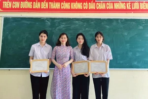 Nữ sinh Trần Ngọc Đan Thanh (thứ 2 từ phải sang) cùng cô giáo Nguyễn Thị Lương và các bạn trong đội tuyển HSG Ngữ văn Trường THPT Nghĩa Minh (Nghĩa Hưng, Nam Định). 