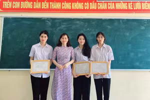Nữ sinh Trần Ngọc Đan Thanh (thứ 2 từ phải sang) cùng cô giáo Nguyễn Thị Lương và các bạn trong đội tuyển HSG Ngữ văn Trường THPT Nghĩa Minh (Nghĩa Hưng, Nam Định). 