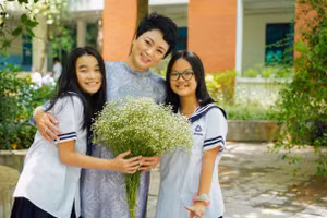 Cô Văn Thùy Dương - đại diện Trường THCS-THPT Lương Thế Vinh (Cầu Giấy, Hà Nội) cùng học sinh. 