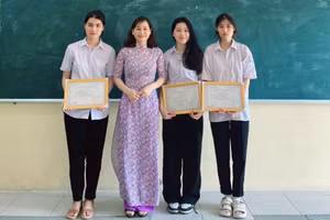 Trần Ngọc Đan Thanh (thứ 3 từ trái sang) là thí sinh duy nhất toàn quốc đạt điểm 10 môn Ngữ văn kỳ thi tốt nghiệp THPT năm 2023.