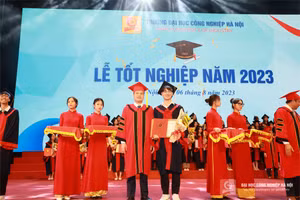 TS Kiều Xuân Thực – Hiệu trưởng Trường ĐH Công nghiệp Hà Nội trao giấy khen và bằng tốt nghiệp cho các sinh viên tiêu biểu.