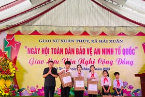 Bí thư Huyện ủy Hải Hậu - Trần Minh Hải thay mặt lãnh đạo huyện tặng quà động viên học sinh nghèo vượt khó.