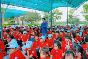 Các em học sinh cùng lắng nghe những chia sẻ của diễn giả để hiểu hơn về cách phòng tránh xâm hại tình dục cũng như các tệ nạn xã hội khác. 