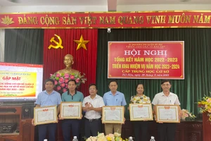 Lãnh đạo Phòng GD&ĐT Hải Hậu khen thưởng các đơn vị có thành tích trong năm học 2022-2023.