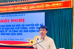 Ông Nguyễn Danh Cường - Phó Trưởng Phòng GD&ĐT Ba Vì nêu bật một số kết quả đạt được về chuyển đổi số, ứng dụng CNTT trong giáo dục năm học vừa qua. 