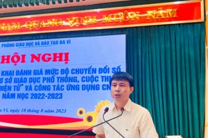 Ông Nguyễn Danh Cường - Phó Trưởng Phòng GD&ĐT Ba Vì nêu bật một số kết quả đạt được về chuyển đổi số, ứng dụng CNTT trong giáo dục năm học vừa qua. 